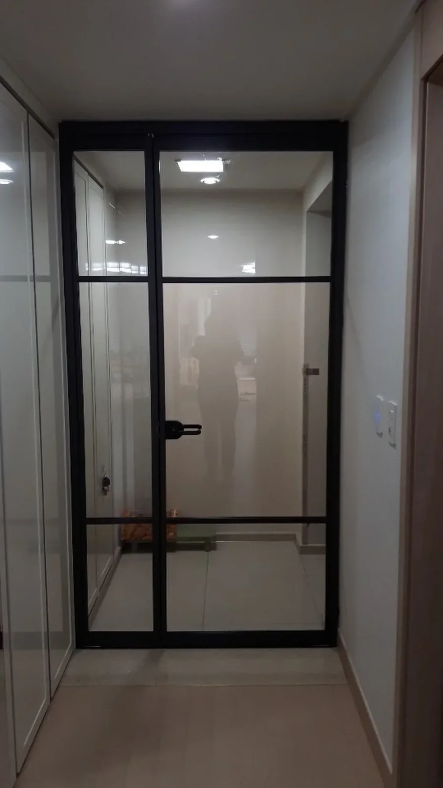 주방 블랙 프레임 힌지 중문설치 완료 사진
